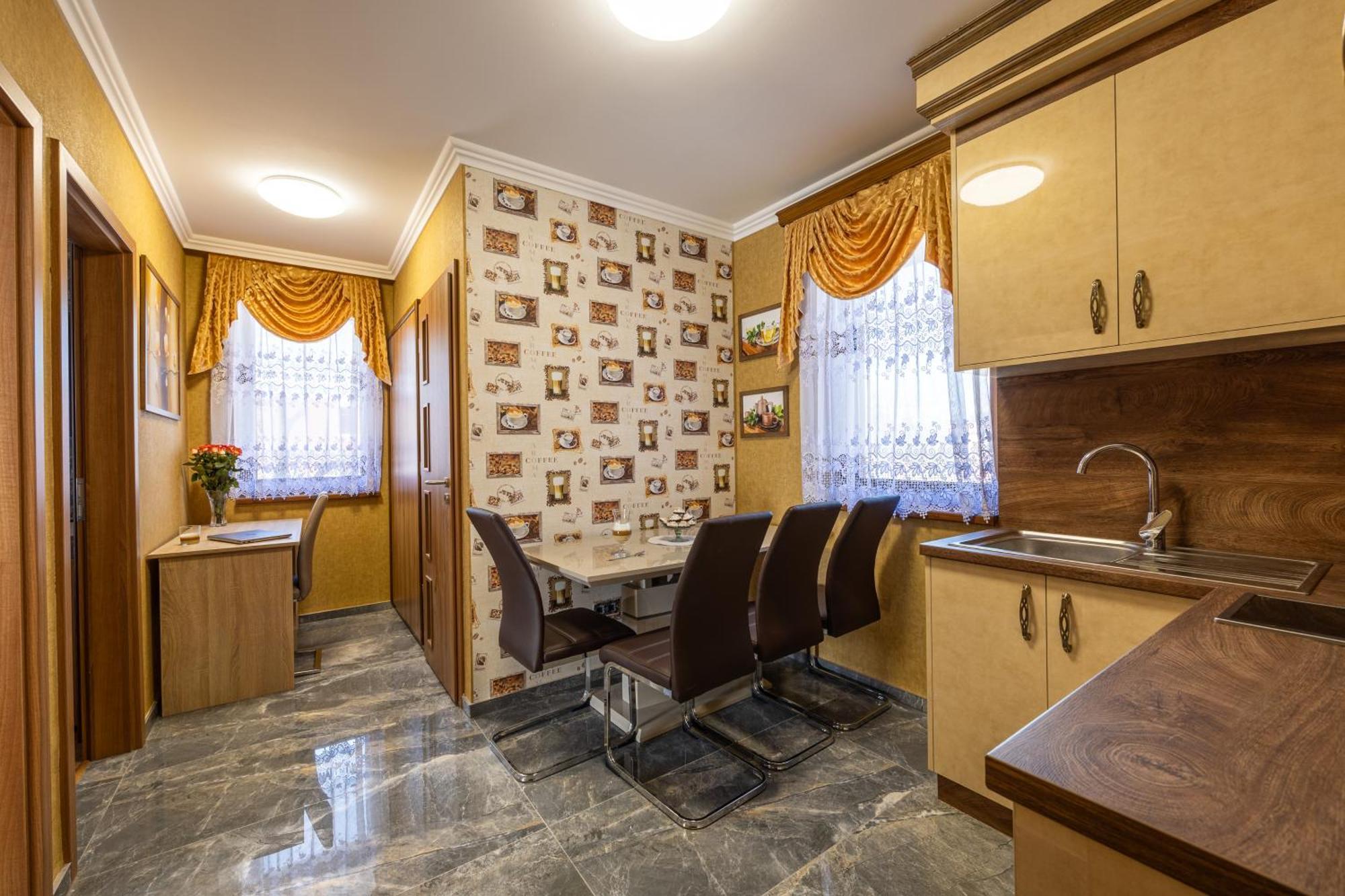 Voeroes Alom Panzio Bed and Breakfast Tiszakécske Buitenkant foto